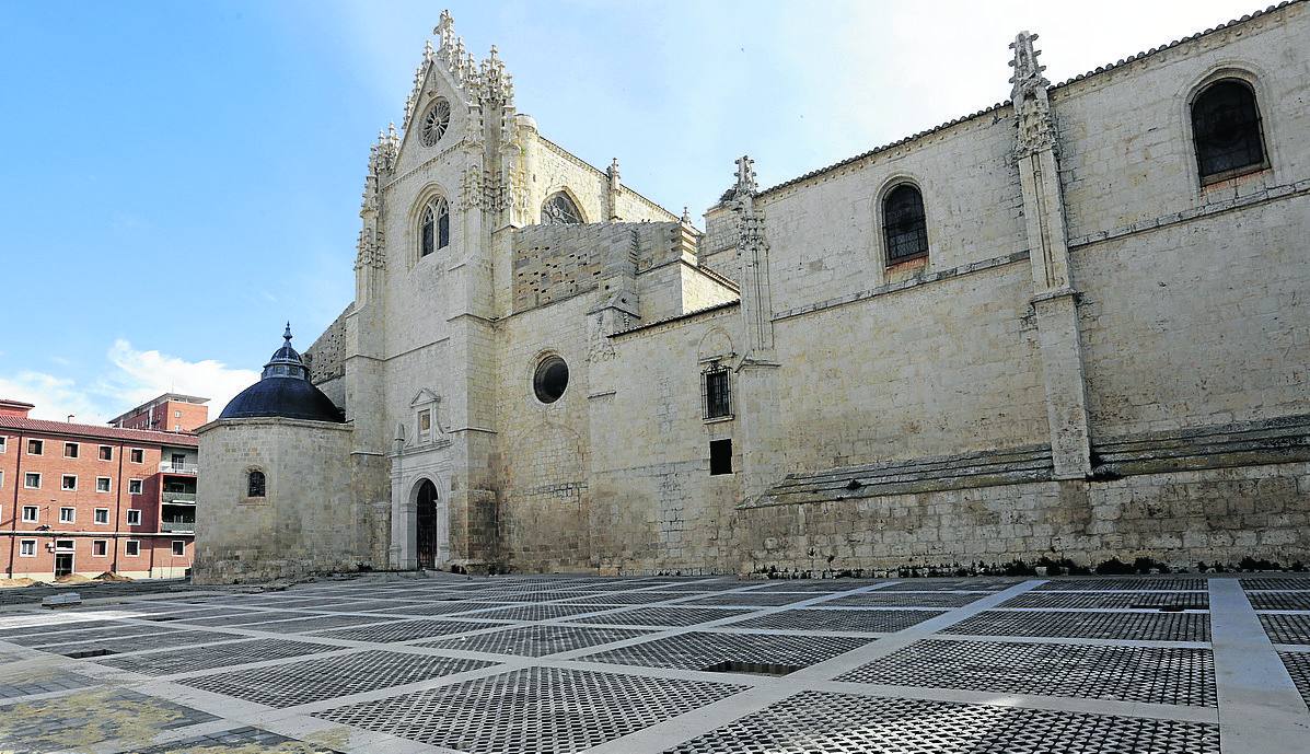 Pavimento de celosía de hormigón, en cuyos huecos se sembrará césped, en la plaza San Antolín. 