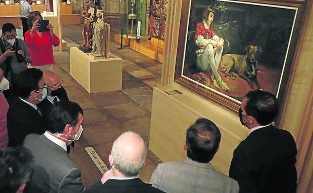 El público contempla el lienzo 'La prisión del príncipe', de Tomás Muñoz Lucena, pintado en 1888