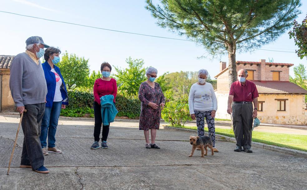 Los vecinos de Villasur contemplan al perrito Tobi.