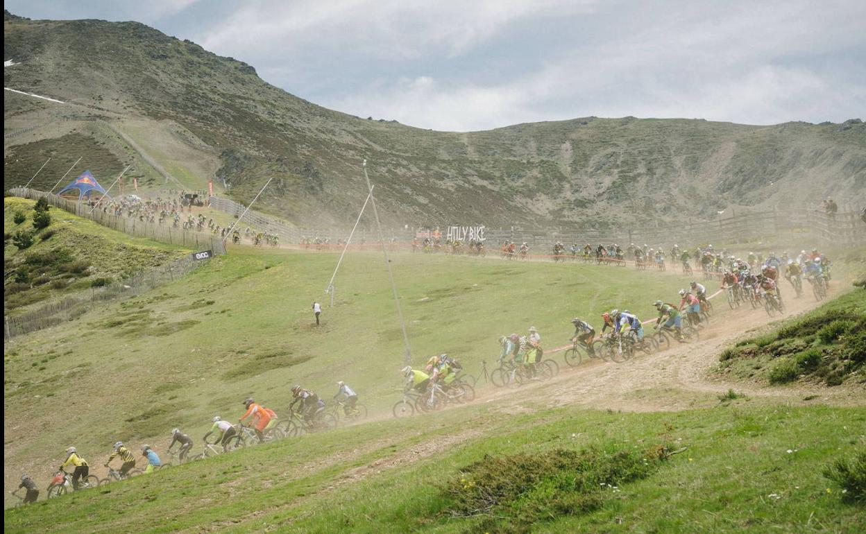 Prueba deportiva de ciclismo de montaña en las pistas de La Pinilla , en Segovia, en una edición anterior. 