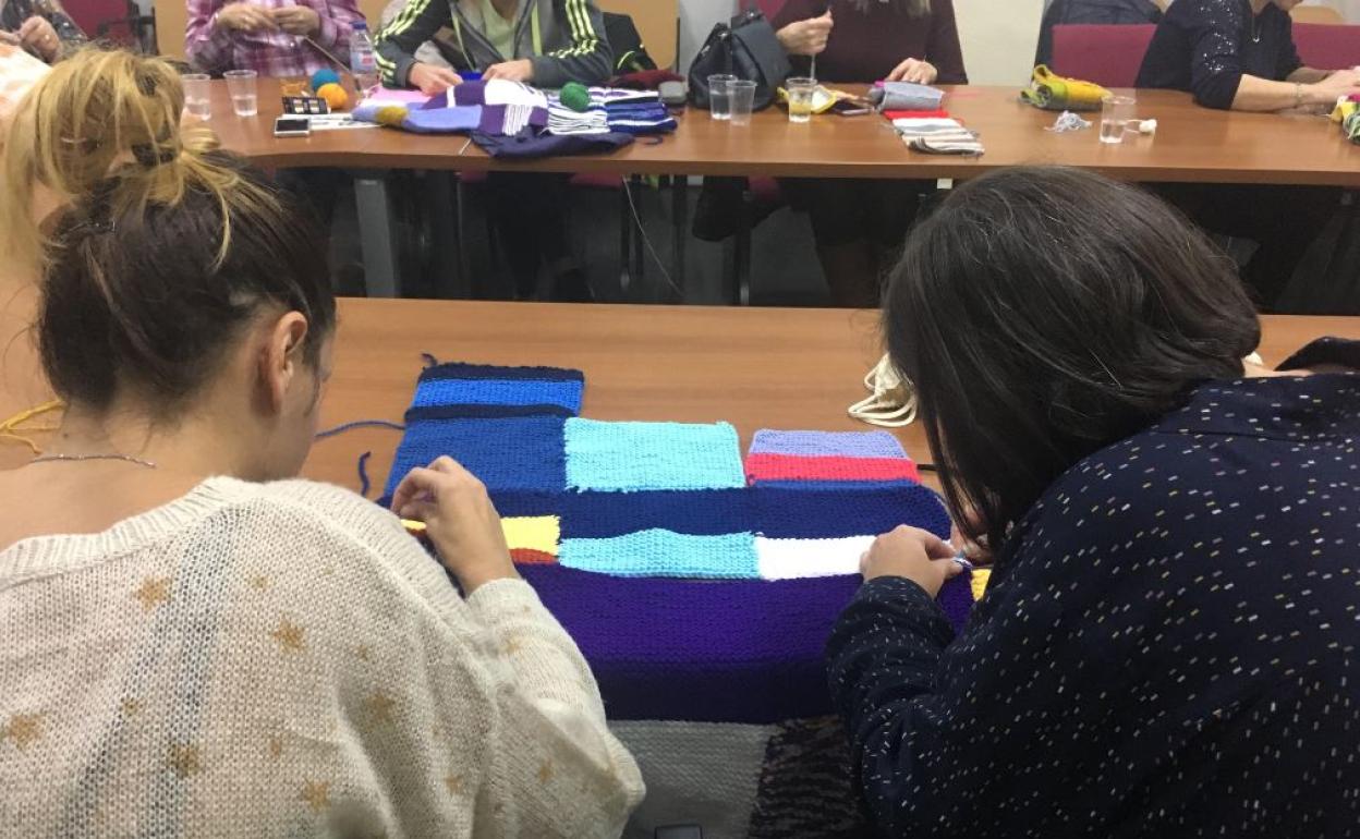 Pacientes tejiendo en la Escuela de Esclerosis Múltiple.