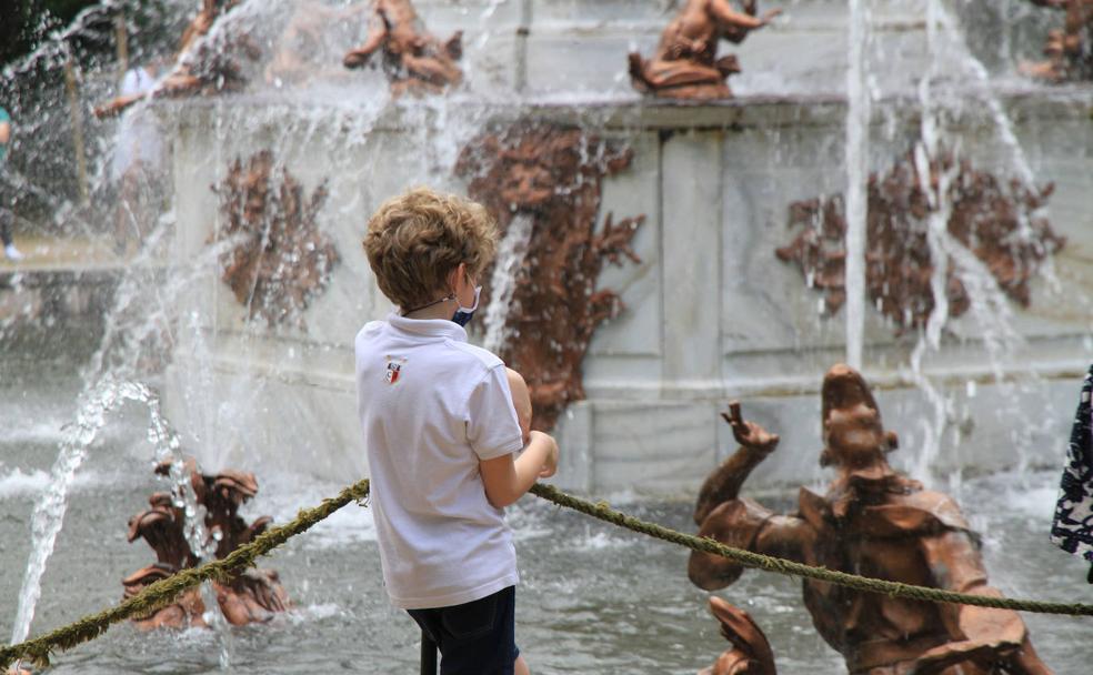 Un niño observa el espectáculo acuático en las Ranas, este domingo, en el retorno de los juegos de agua de las fuentes de La Granja 