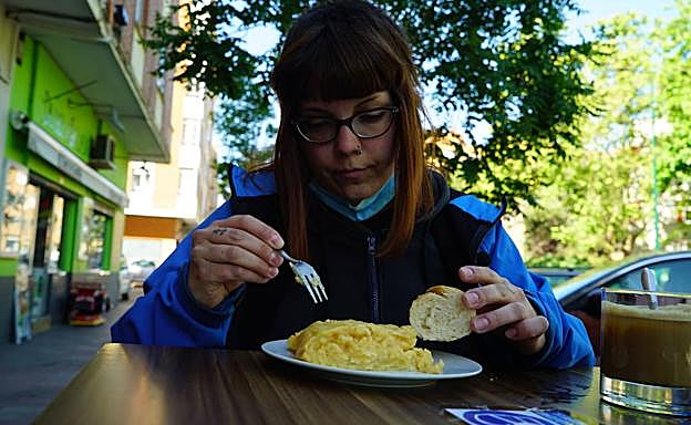 Victoria de la Torre prueba una tortilla de patatas en el bar Montaña Roja, en la Rondilla.