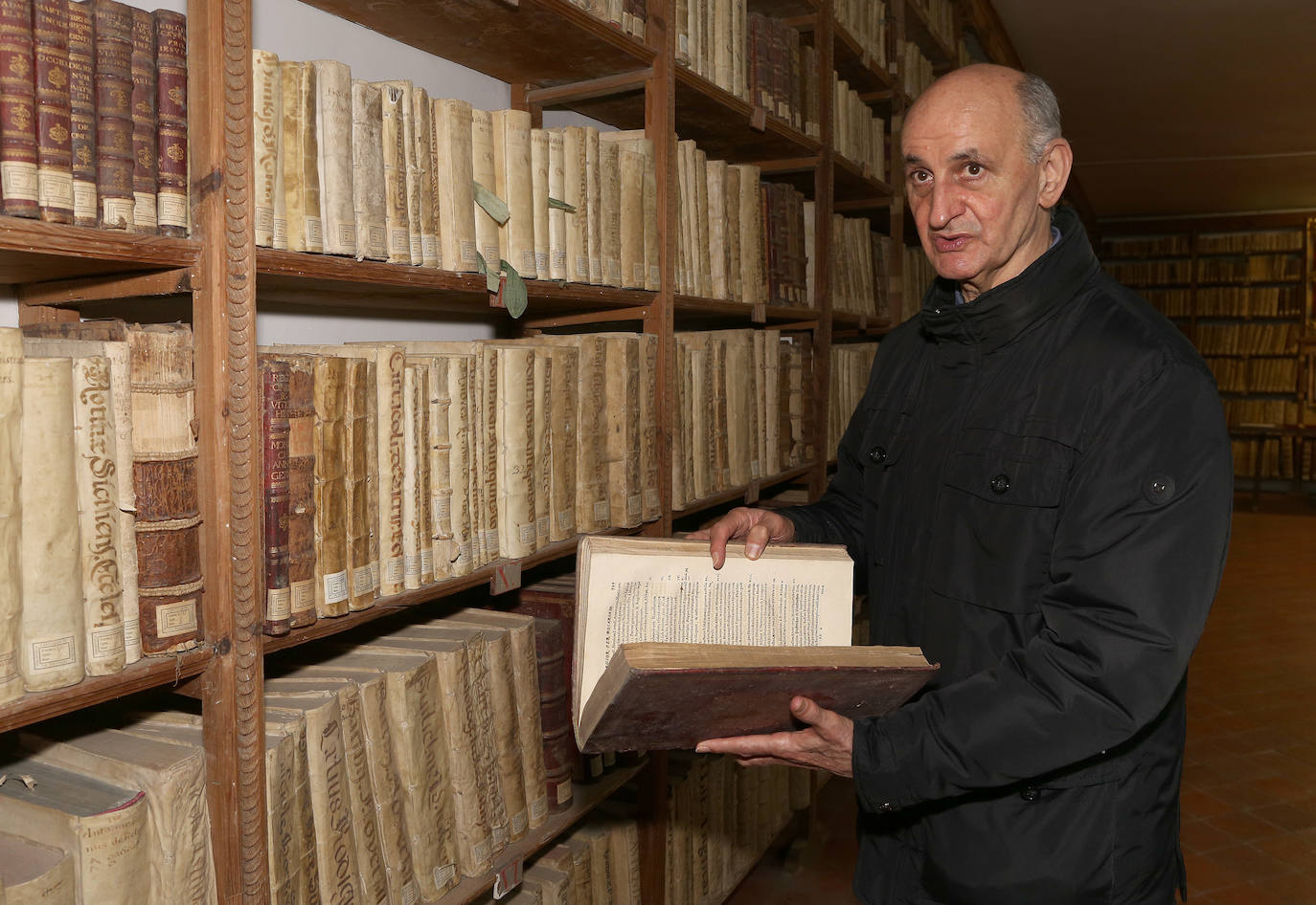 Ángel de la Torre muestra un libro antiguo en el Archivo Catedralicio. 