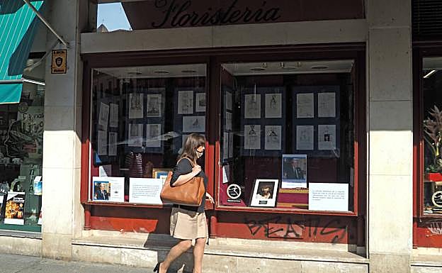 Los bocetos, en el escaparate de la floristería Rebeca, en la calle Bao. 