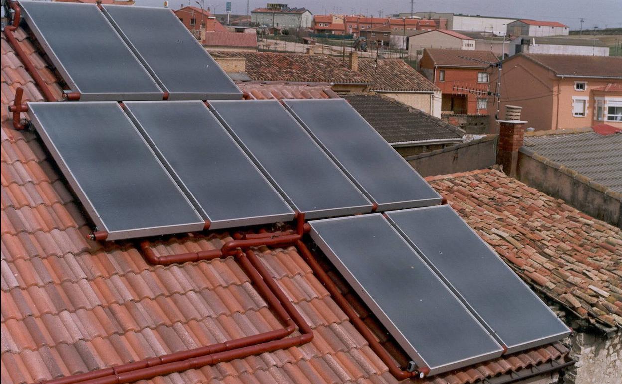 Placas fotovoltaicas en una vivienda privada. 