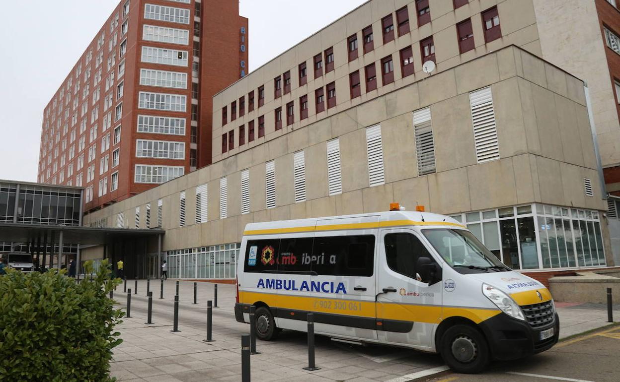 Una ambulancia sale del complejo hospiatalrio palentino. 