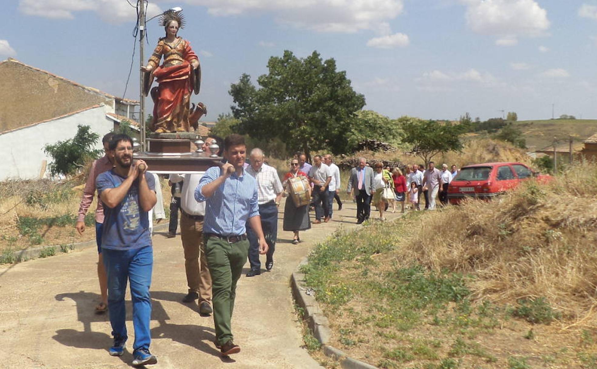 Procesión de Santa Marina, portada a hombros por los fieles.