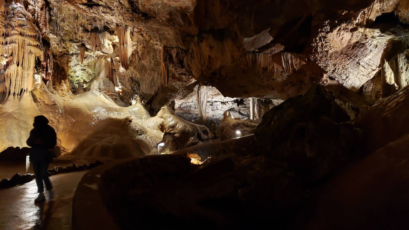 Ubicada en el corazón de la montaña leonesa la Cueva de Valporquero sigue deslumbrando una y mil veces. Un millón de años de historia convierten sus salas en un escenario al que merece la pena regresar de forma recurrente. 