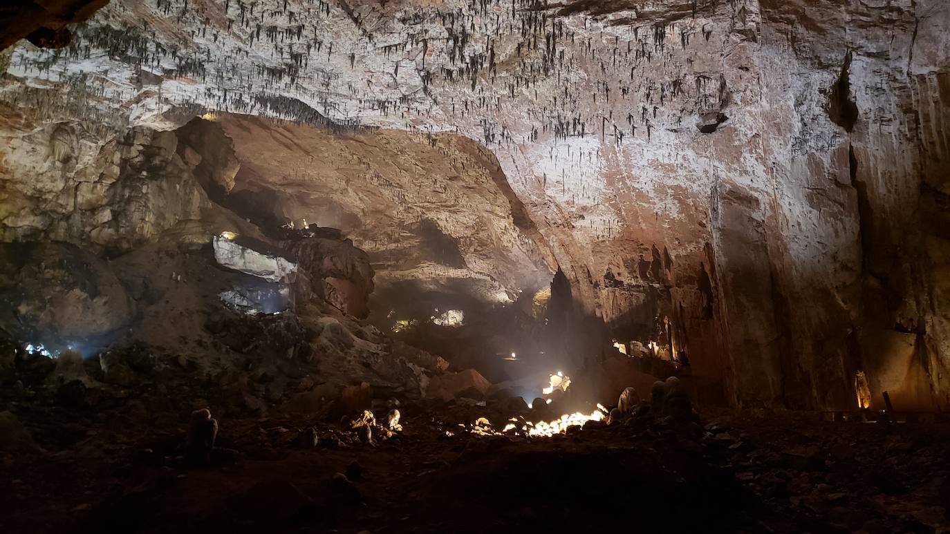 Ubicada en el corazón de la montaña leonesa la Cueva de Valporquero sigue deslumbrando una y mil veces. Un millón de años de historia convierten sus salas en un escenario al que merece la pena regresar de forma recurrente. 