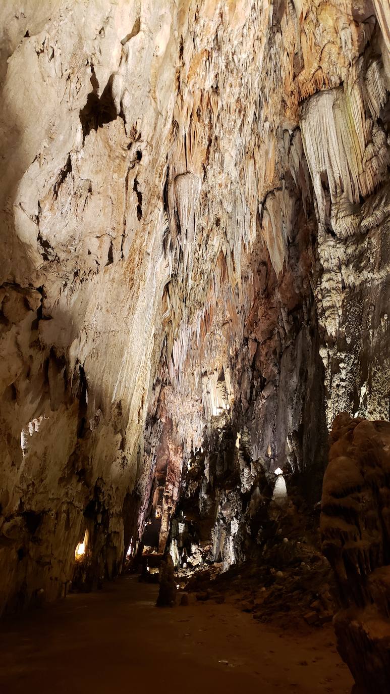 Ubicada en el corazón de la montaña leonesa la Cueva de Valporquero sigue deslumbrando una y mil veces. Un millón de años de historia convierten sus salas en un escenario al que merece la pena regresar de forma recurrente. 