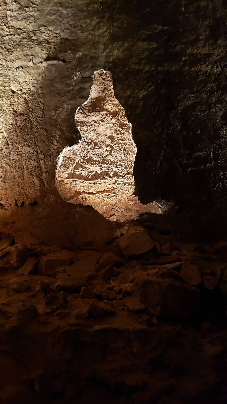 Ubicada en el corazón de la montaña leonesa la Cueva de Valporquero sigue deslumbrando una y mil veces. Un millón de años de historia convierten sus salas en un escenario al que merece la pena regresar de forma recurrente. 