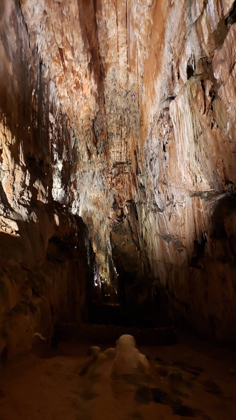 Ubicada en el corazón de la montaña leonesa la Cueva de Valporquero sigue deslumbrando una y mil veces. Un millón de años de historia convierten sus salas en un escenario al que merece la pena regresar de forma recurrente. 