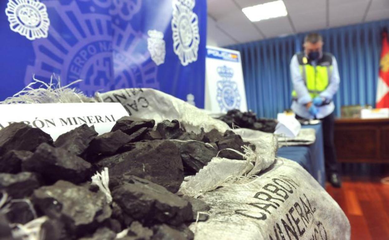 Los sacos de carbón intervenidos durante la operación del 29 de abril en Medina del Campo.