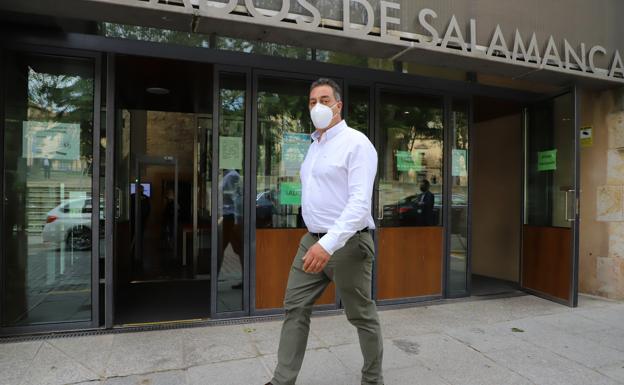 El procurador Salvador Cruz, a las puertas del edificio de los juzgados de Salamanca.