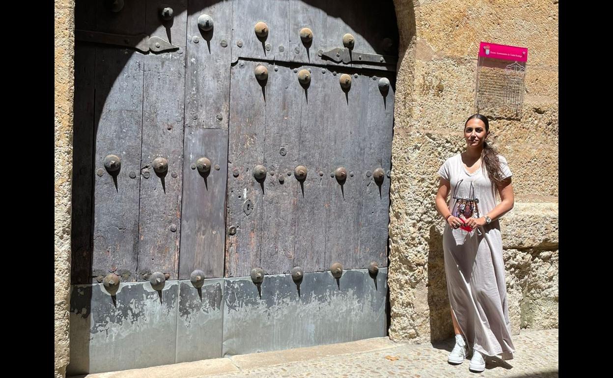 Paola Martín Muñoz, a la puerta del nuevo servicio.