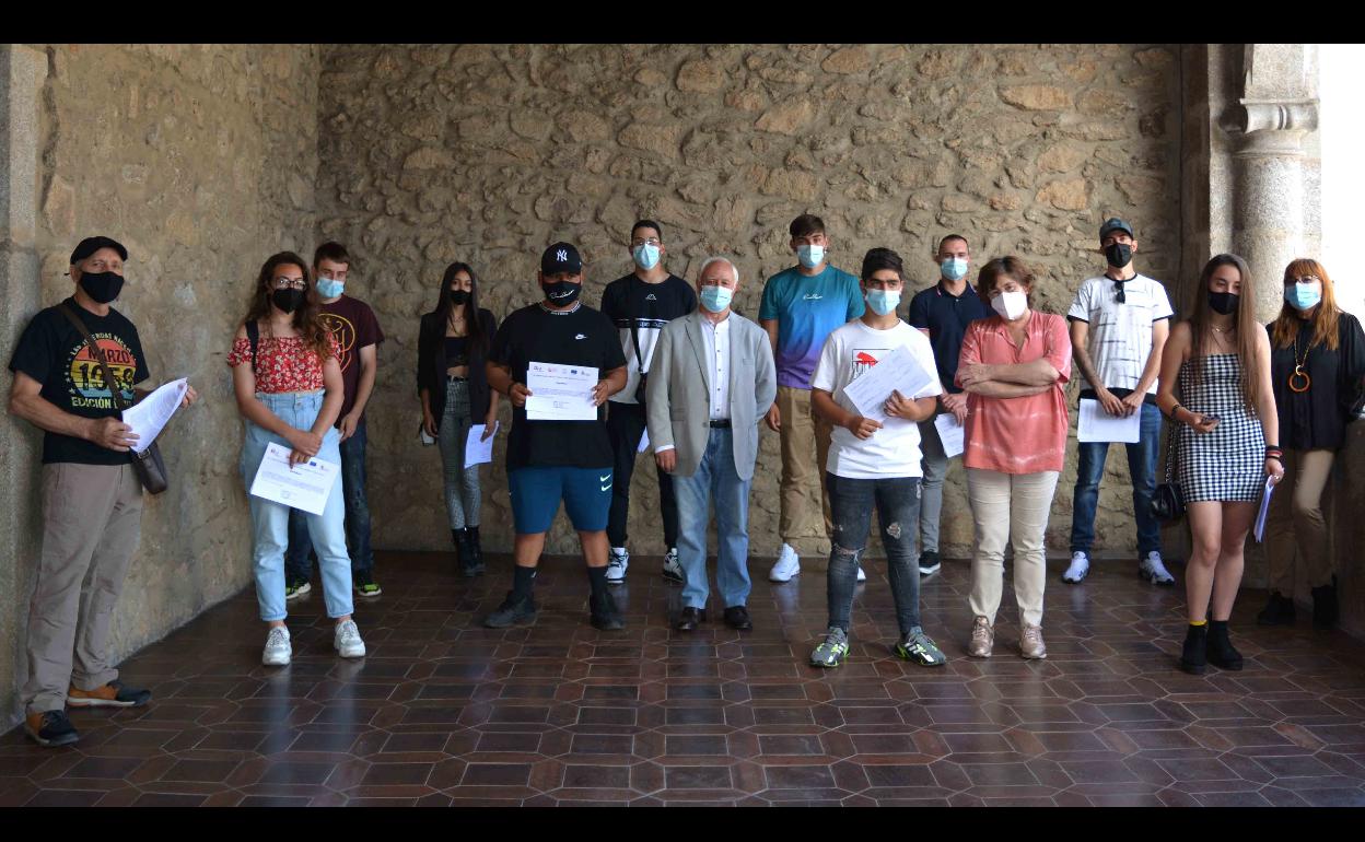 Los alumnos del programa tras recibir sus diplomas. 