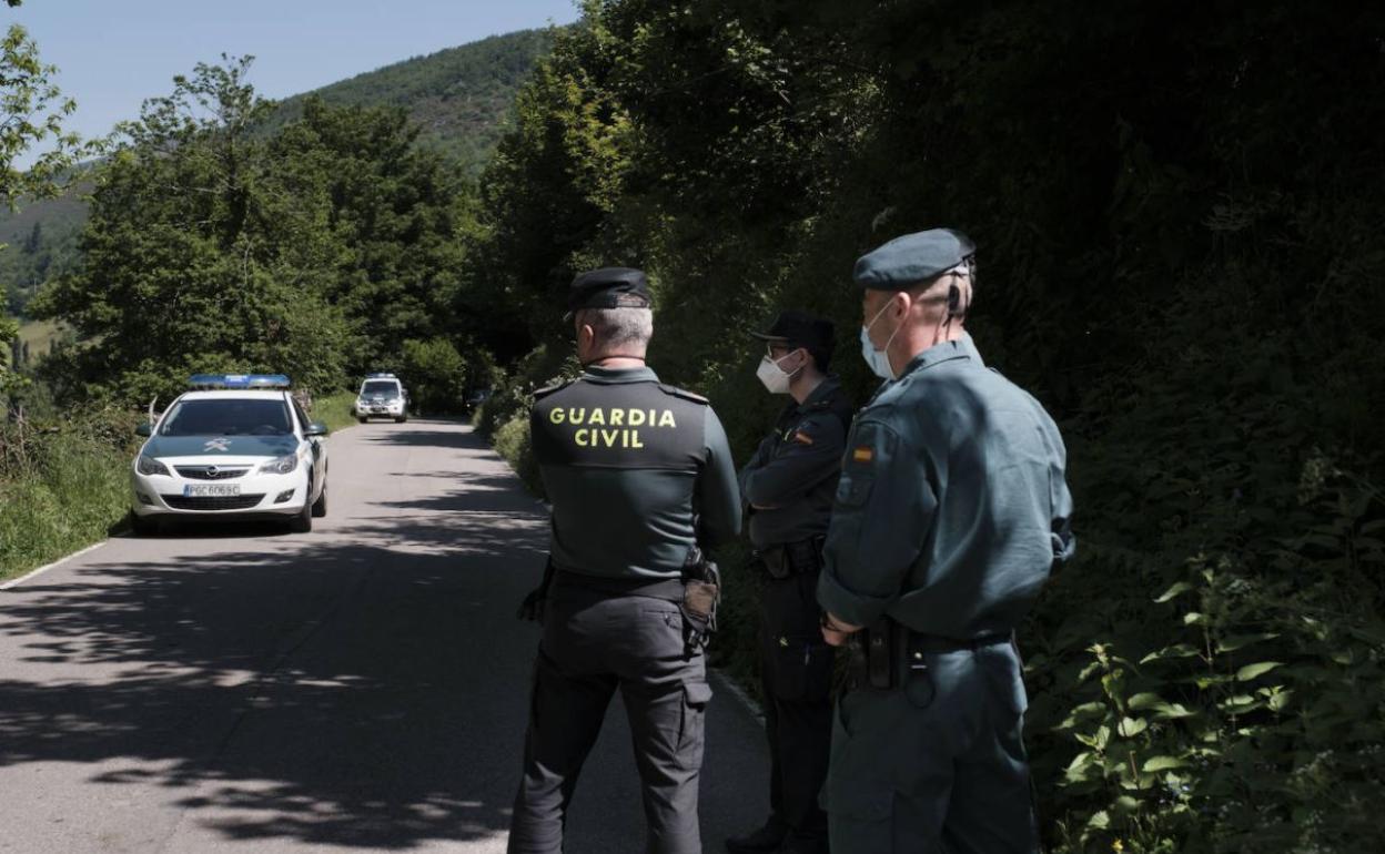 La Guardia Civil también participa en la búsqueda de este oso.