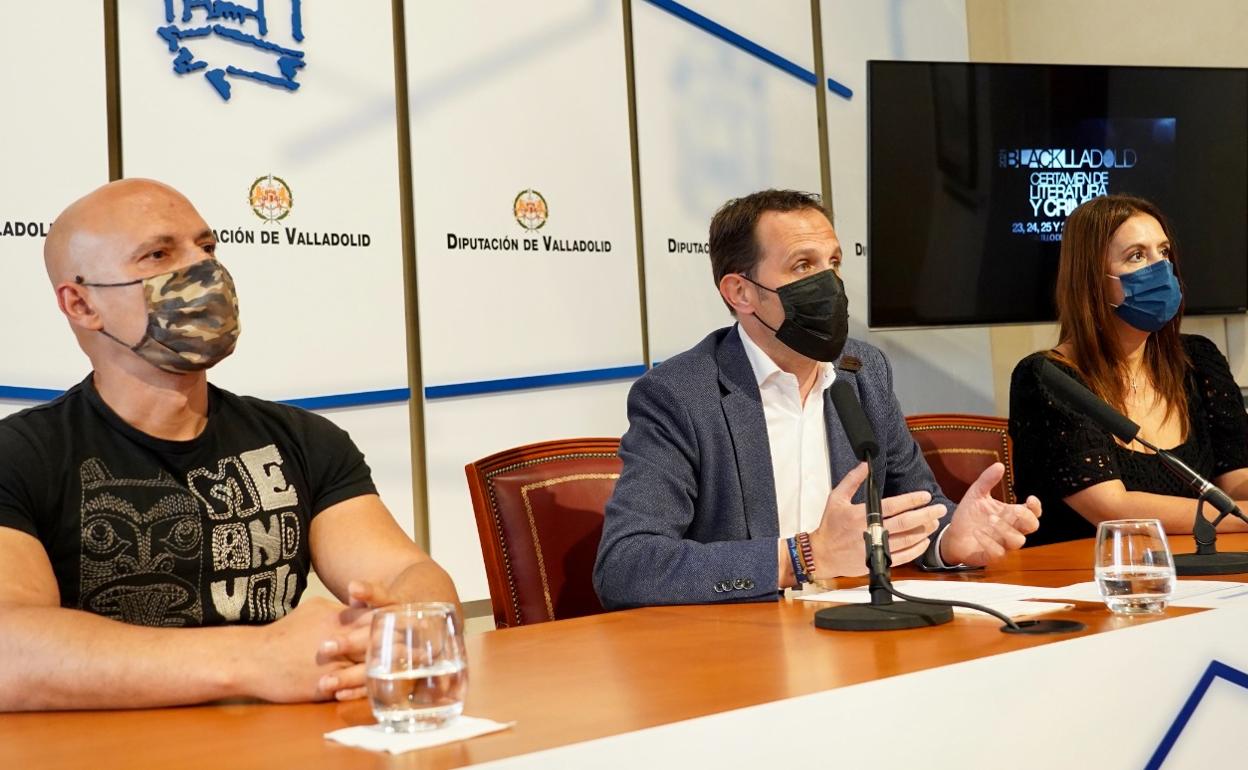 Dolores Redondo y César Pérez Gellida, acompañados del presidente de la Diputación de Valladolid (en el centro) durante la presentación. 