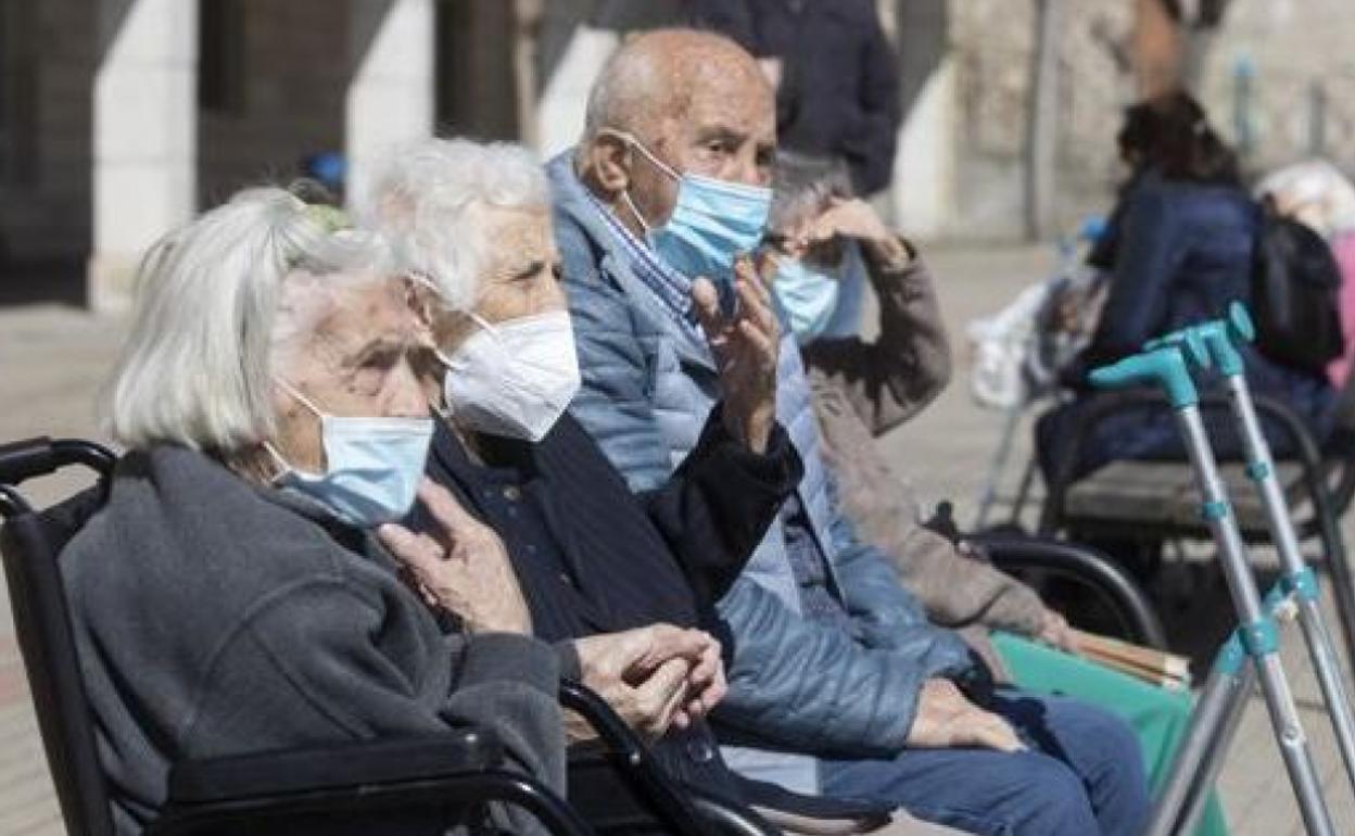 Ancianos de una residencia de Portillo, la primera vez que salieron al exterior tras el confinamiento.