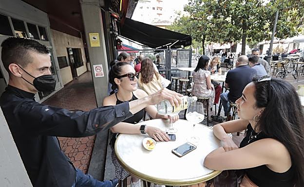 Castilla y León permite abrir el interior de la hostelería hasta la 1:00 horas con mesas de 10 clientes