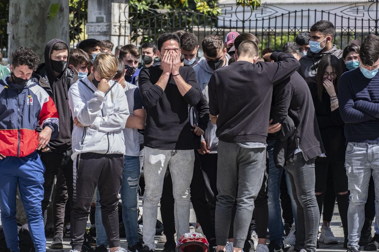 Los amigos de Mario Fuentes, rotos de dolor durante la concentración que se celebró en Colindres tras el crimen. 