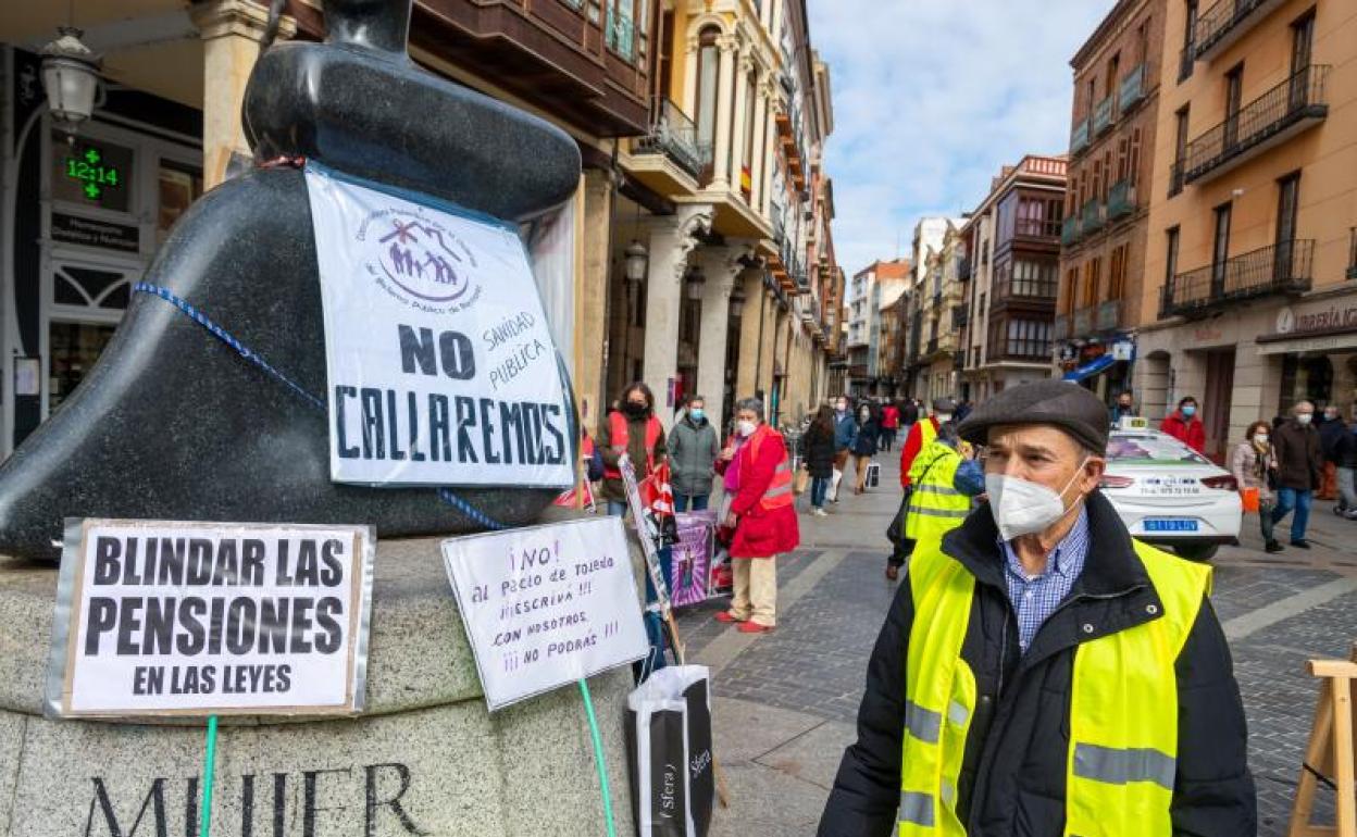 Protesta de jubilados para pedir el blindaje de las pensiones en la Calle Mayor de Palencia. 