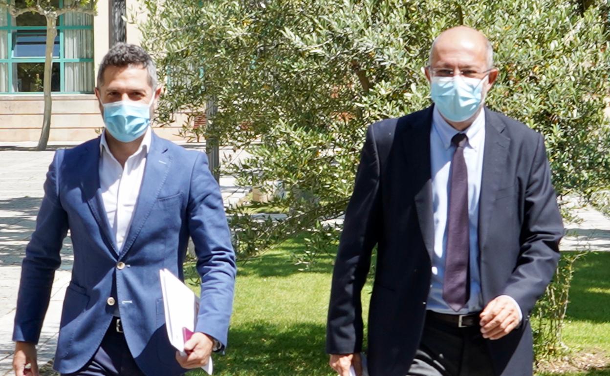 Julio López, director general de Comunicación de la Junta, y Francisco Igea. 