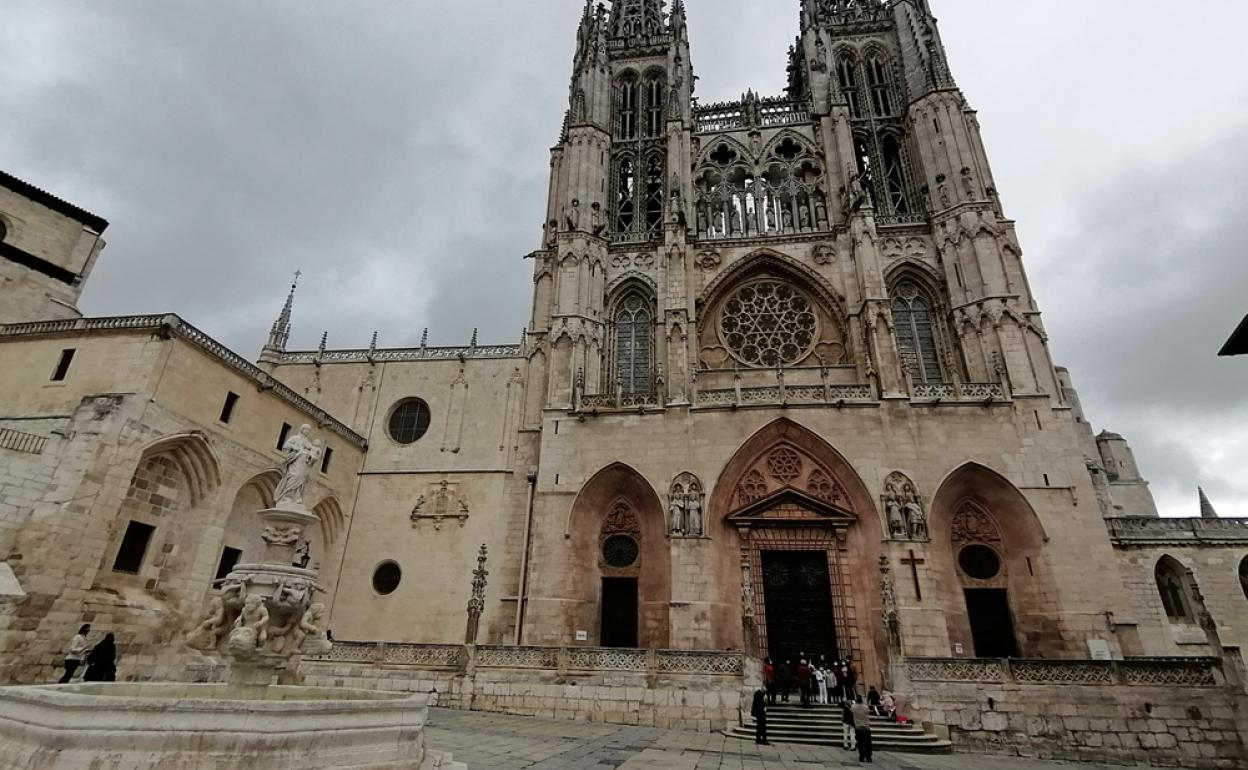 Las nuevas puertas de bronce para la portada de Santa María han generado mucha polémica.