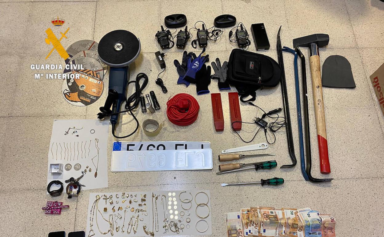 Diverso materila incuatado durante la operación.