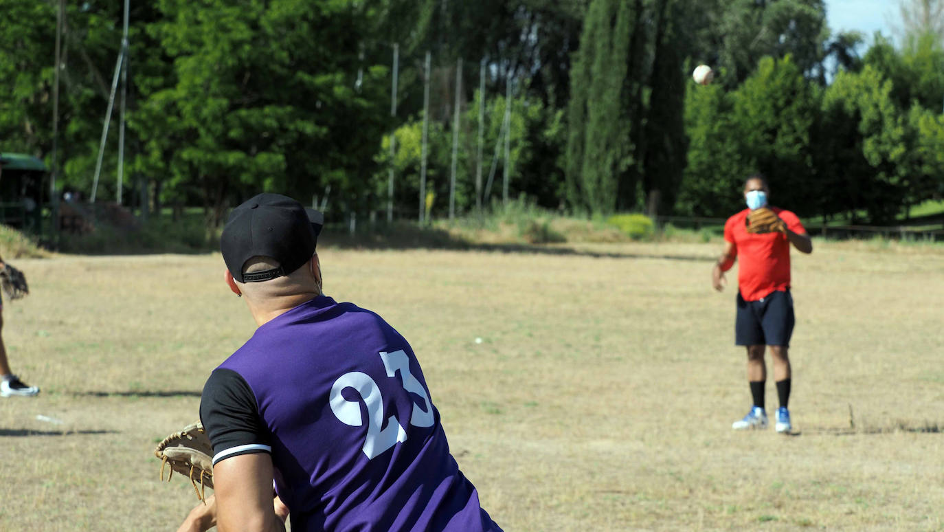 Los jugadores del CBS Valladolid durante un entrenamiento pese a las limitaciones que les plantea el campo de fútbol de Soto de la Medinilla ubicado en Barrio España