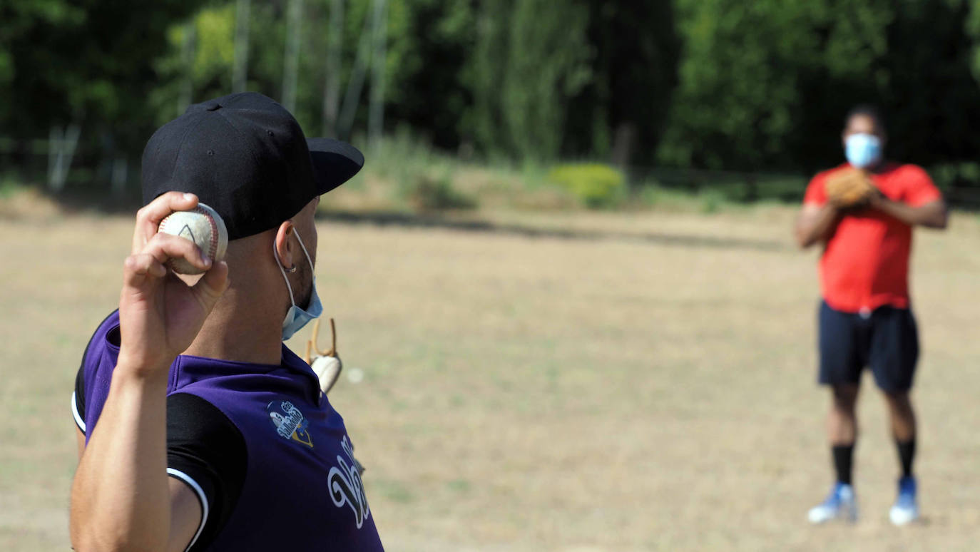 Los jugadores del CBS Valladolid durante un entrenamiento pese a las limitaciones que les plantea el campo de fútbol de Soto de la Medinilla ubicado en Barrio España