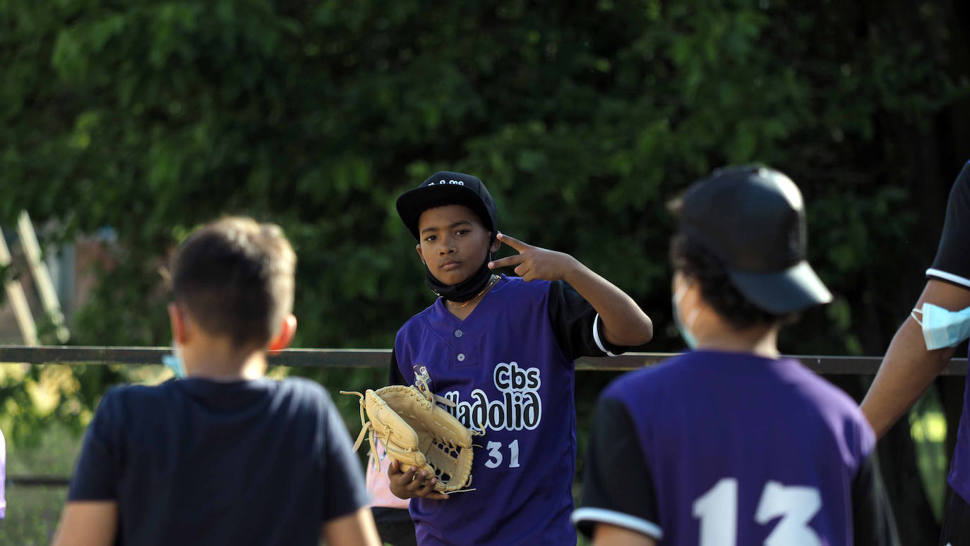 Los jugadores del CBS Valladolid durante un entrenamiento pese a las limitaciones que les plantea el campo de fútbol de Soto de la Medinilla ubicado en Barrio España