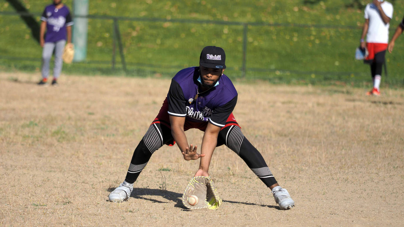 Los jugadores del CBS Valladolid durante un entrenamiento pese a las limitaciones que les plantea el campo de fútbol de Soto de la Medinilla ubicado en Barrio España