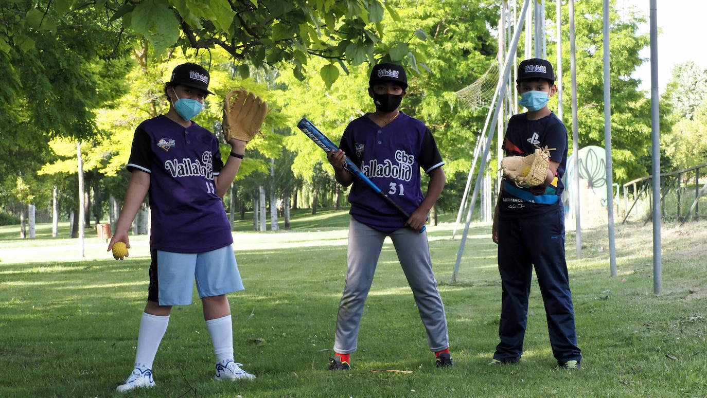 Los jugadores del CBS Valladolid durante un entrenamiento pese a las limitaciones que les plantea el campo de fútbol de Soto de la Medinilla ubicado en Barrio España