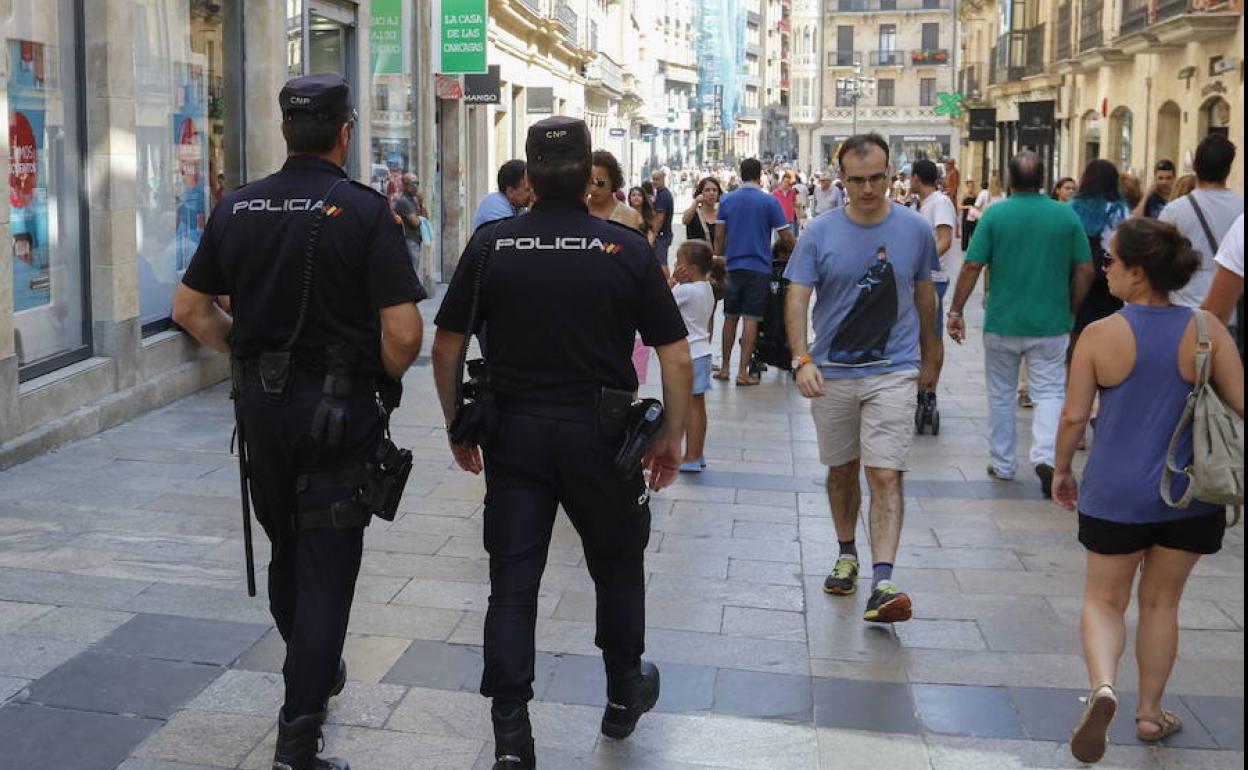 Dos policías, por la calle Toro de Salamanca.