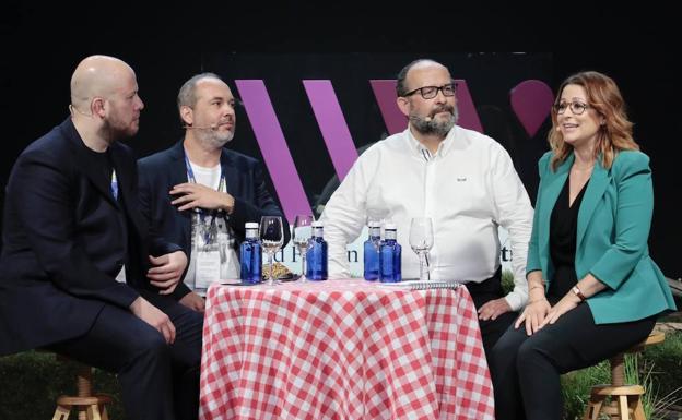 El italiano Daniel Carnio, el neerlandés Jochen de Vylder, y el francés François Passaga analizaron, con la enóloga Almudena Alberca, el mercado del vino de lujo y las subastas. 