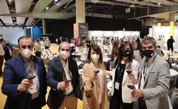 Pepe Hidalgo, Paco Rodero, Conchita Villa, Estefanía Rodero y Ferran Centelles, tras la cata aniversario de Pago de los Capellanes, de la Ribera del Duero burgalesa. 