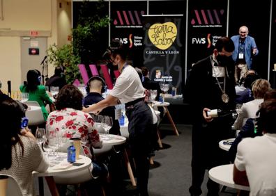 Imagen secundaria 1 - Arriba, los vinos, y abajo, el desarrollo de la cata de variedades minoritarias organizada por Tierra de Sabor. 