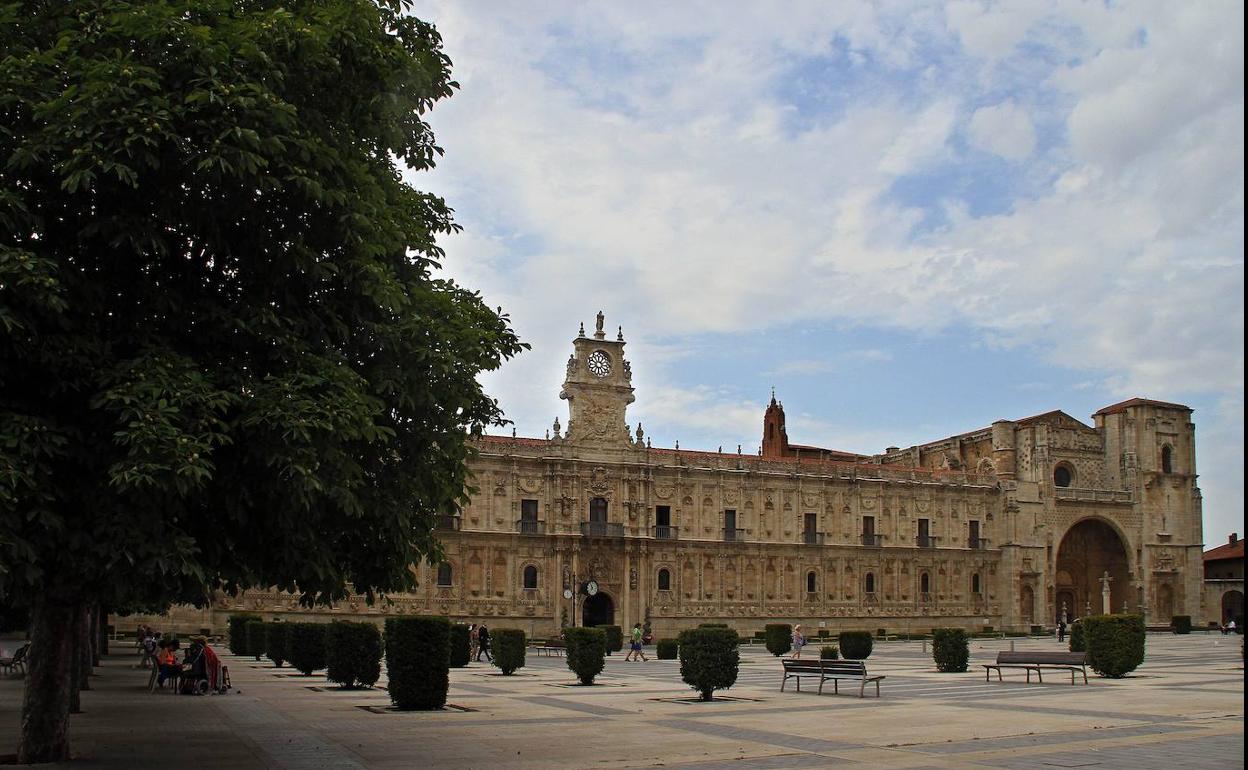 Fachada principal del Hostal de San Marcos, que alberga el Parador de León.