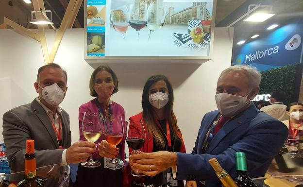 Brindis con vinos de Valladolid de Juan Manuel Guimeráns (Sociedad Mixta de Turismo), la ministra Reyes Maroto, María José Hernández (Apehva) y el chef Adolfo Muñoz (presidente de Saborea España)