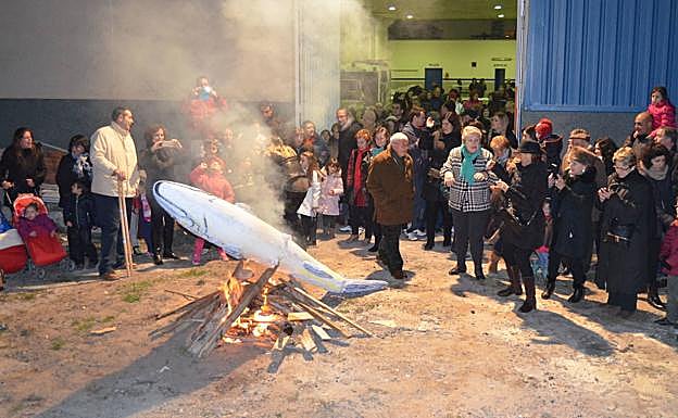 Entierro de la sardina con el que concluyen los carnavales en este pueblo.