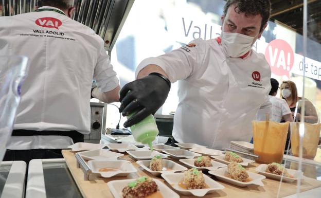 El cocinero Patxi Irisarri, de La Viña de Patxi, remata su 'Patxitako'. 