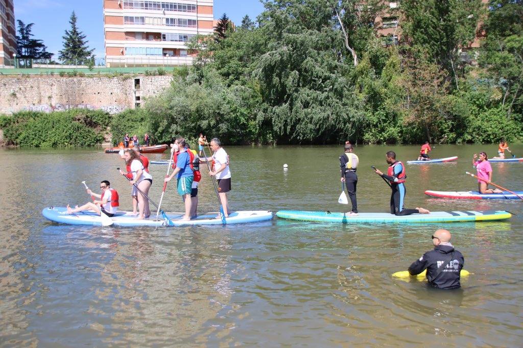 Los voluntarios, con algunos de los enseres retirados del río y de la ribera del Pisuerga. 