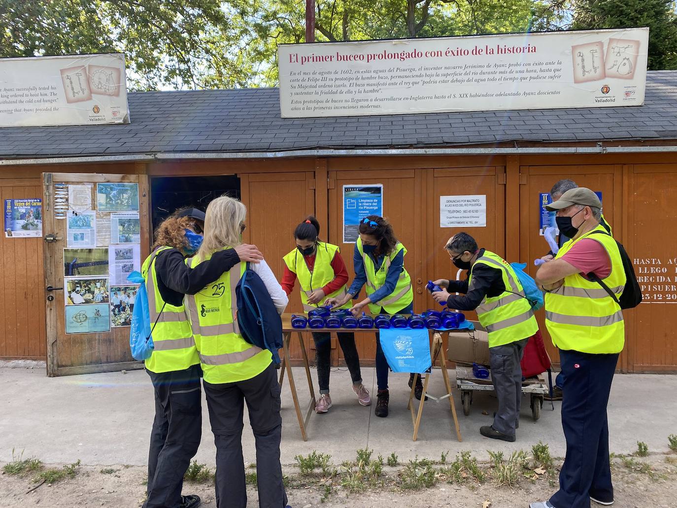 Los voluntarios, con algunos de los enseres retirados del río y de la ribera del Pisuerga. 