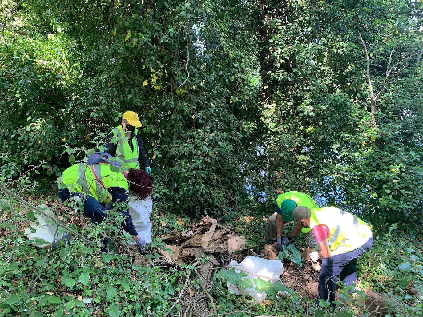 Los voluntarios, con algunos de los enseres retirados del río y de la ribera del Pisuerga. 