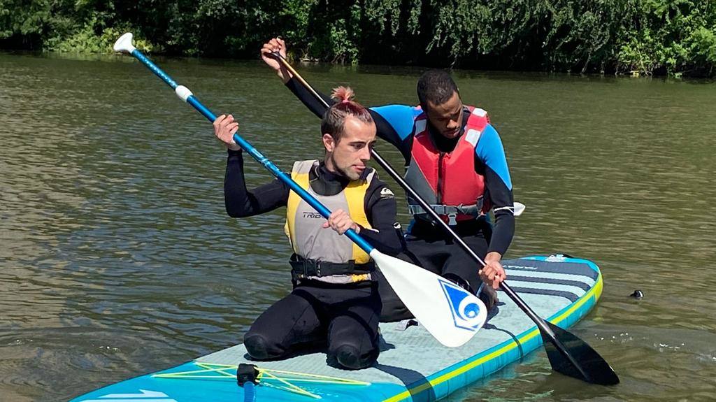 Los voluntarios, con algunos de los enseres retirados del río y de la ribera del Pisuerga. 