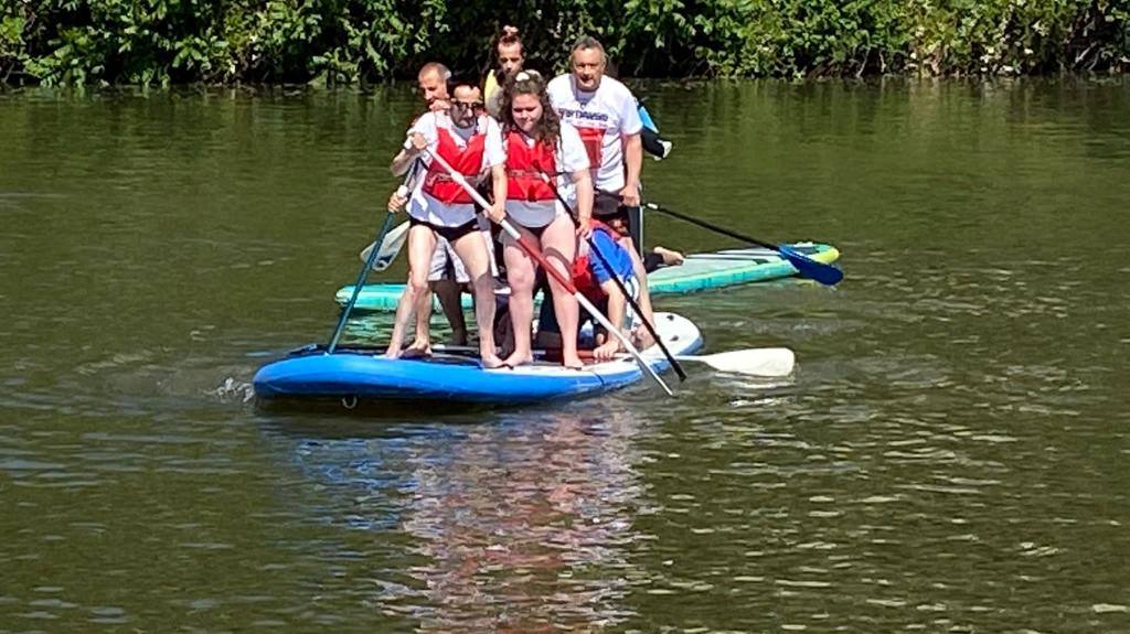 Los voluntarios, con algunos de los enseres retirados del río y de la ribera del Pisuerga. 