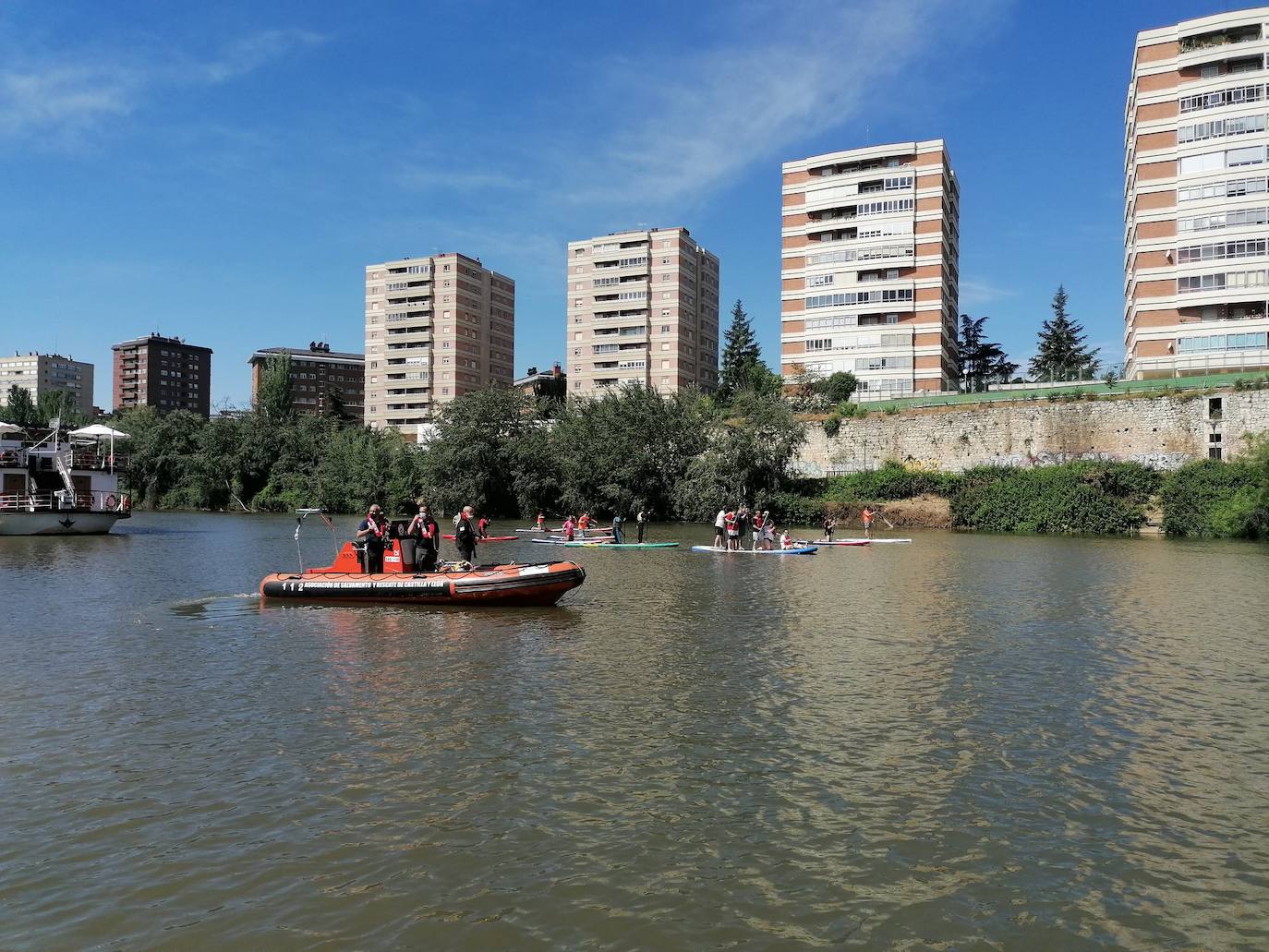 Los voluntarios, con algunos de los enseres retirados del río y de la ribera del Pisuerga. 