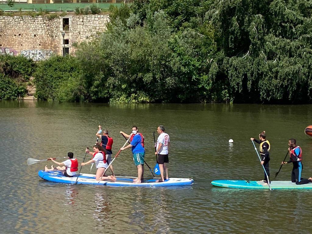 Los voluntarios, con algunos de los enseres retirados del río y de la ribera del Pisuerga. 